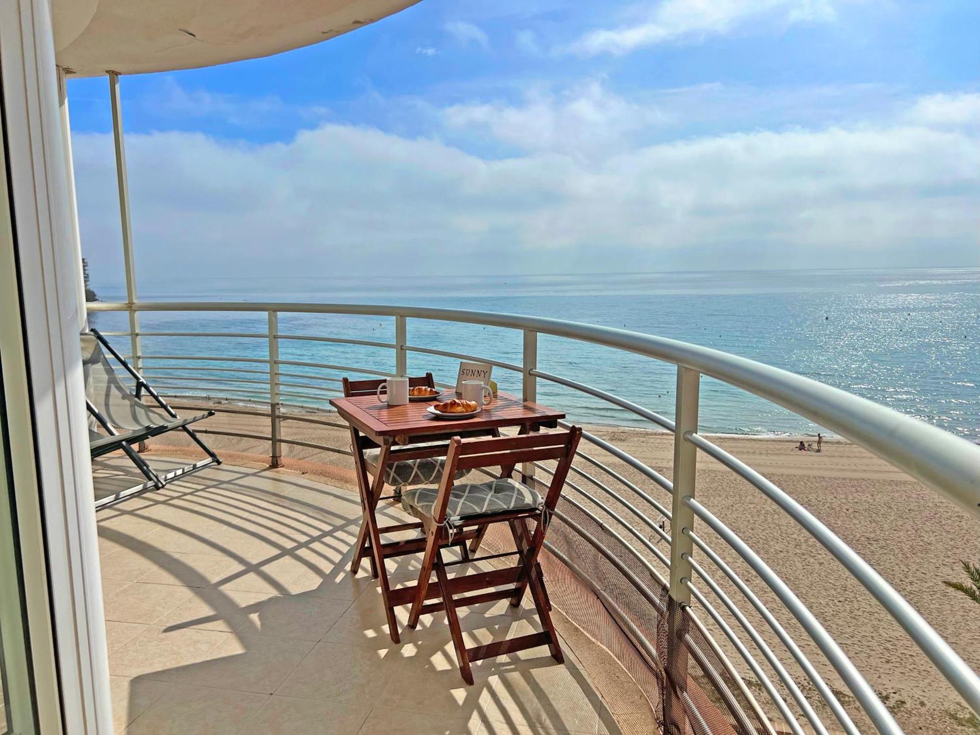 Atico Frente Al Mar 2 Terrazas Barbacoa Y Parking Sujeto A Disponibilidad Apartment Ел Кампело Екстериор снимка